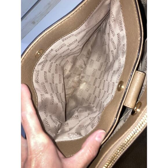 MICHAEL KORS LARGE SAFFIANO LEATHER WOMENS CROSSBODY BAG - Picture 10 of 16